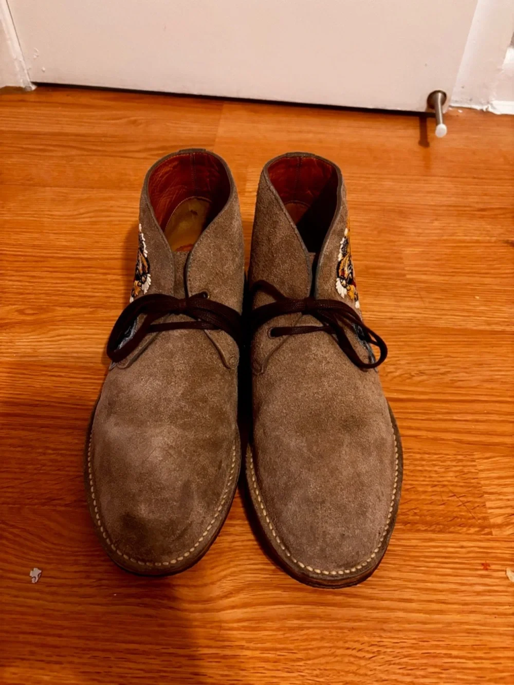 Gucci Taupe Suede Chukka Boots with Embroidered Tiger - Picture 4 of 6